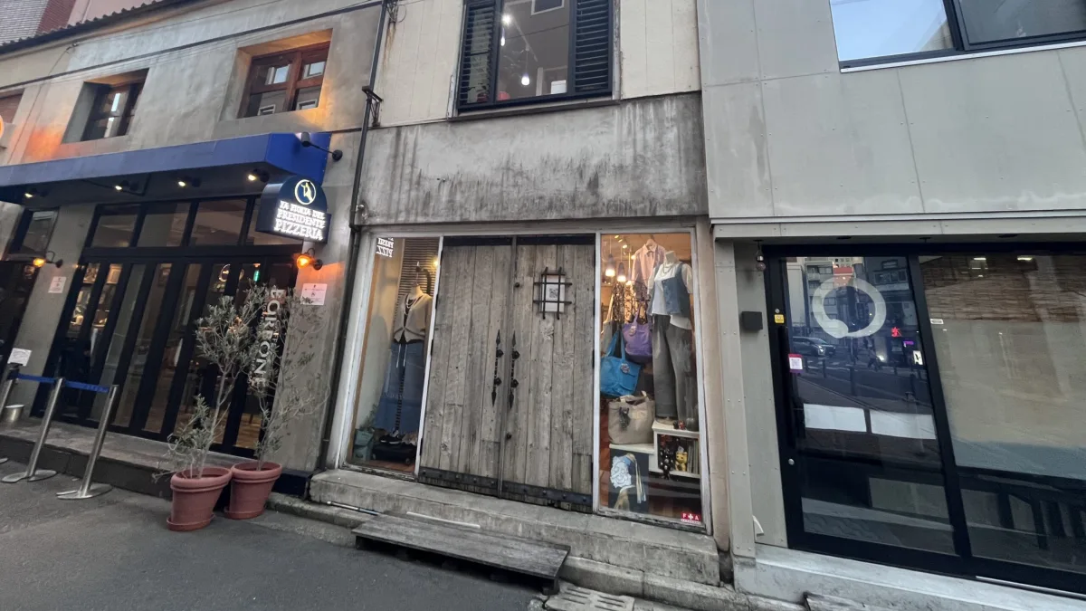 こんな長屋にあるネイルサロン