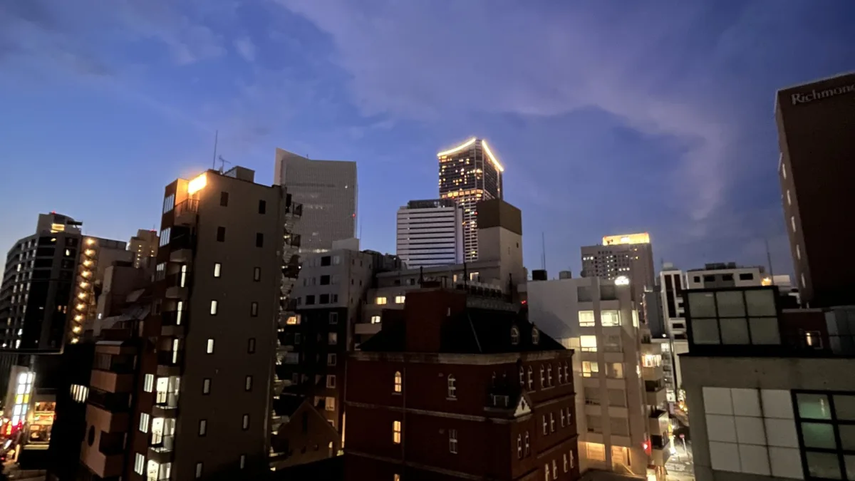 横浜関内の夕暮れ時